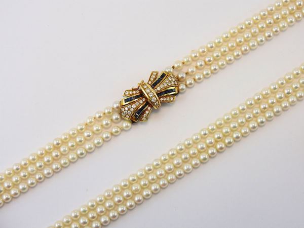Girocollo a tre fili di perle coltivate Akoya con fermezza in oro giallo, diamanti e zaffiri