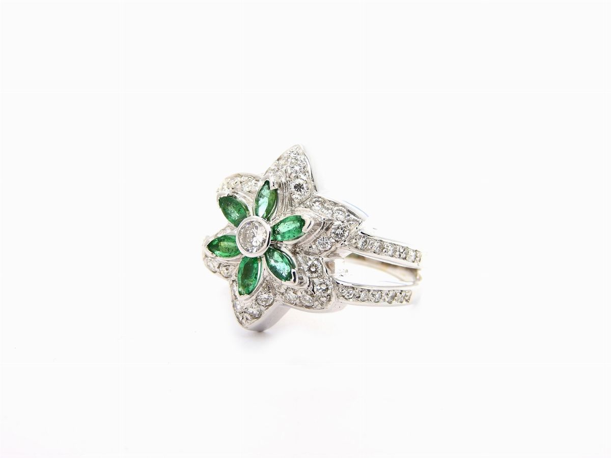 Anello in Oro Bianco, Diamanti e Smeraldi