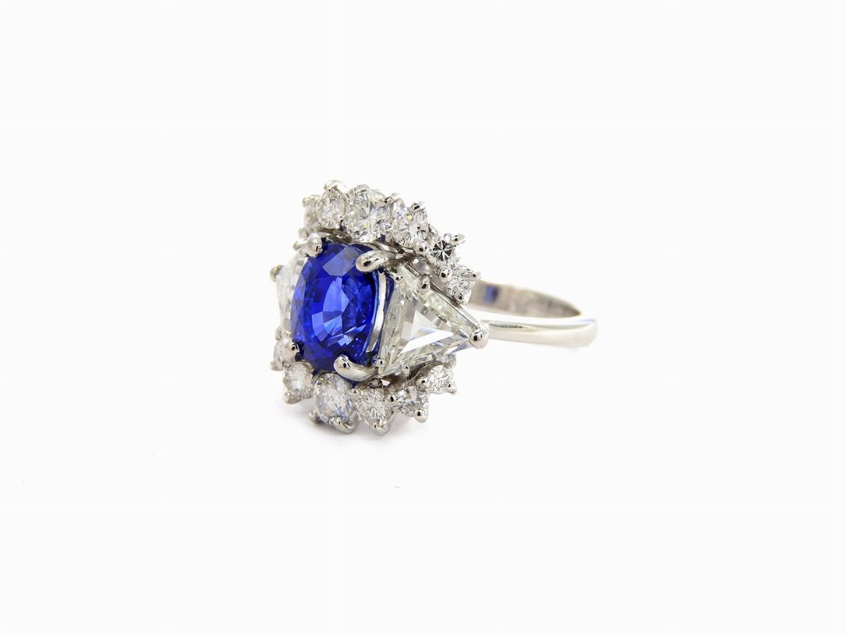 Anello a Margherita in Platino con Diamanti e Zaffiro Naturale