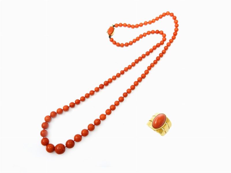 Demi Parure Collana Scalare e Anello in Corallo Rosso e Oro Giallo