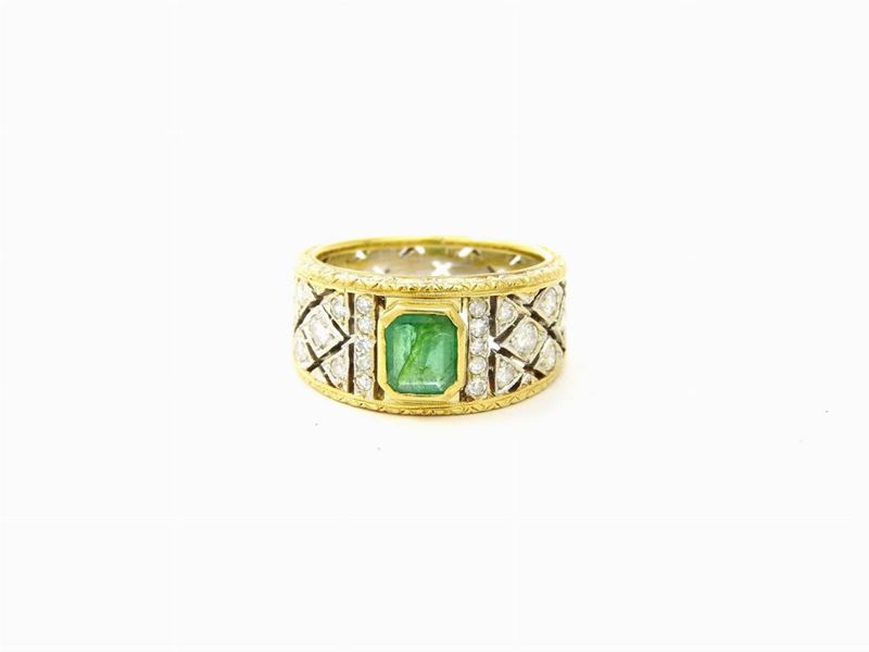 Anello in Oro Giallo e Bianco con Diamanti e Smeraldo