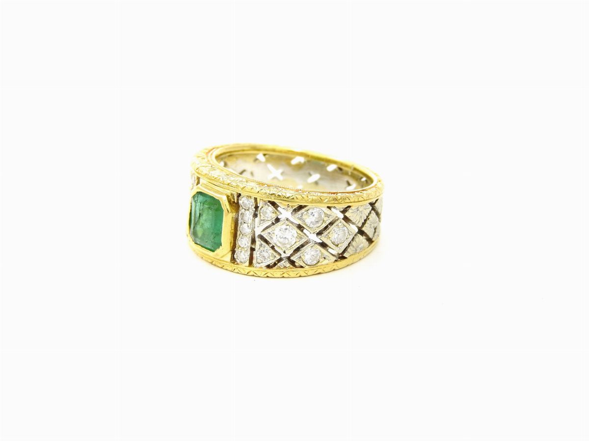 Anello in Oro Giallo e Bianco con Diamanti e Smeraldo