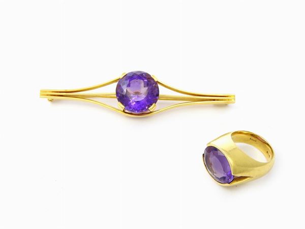Yellow gold brooch and ring with amethyst quartzes
