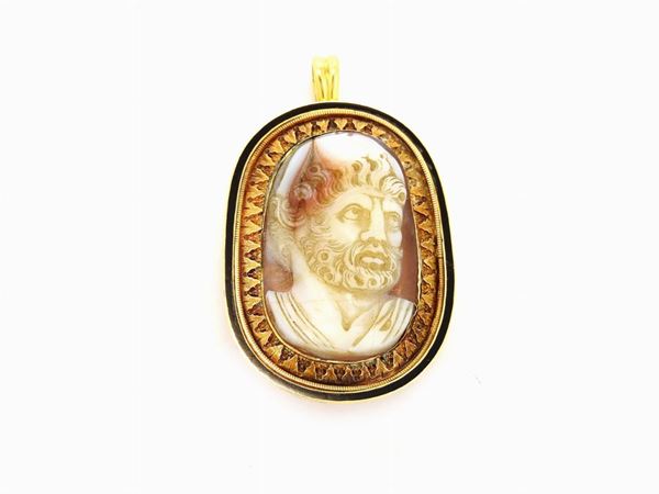 Yellow gold brooch pendant with enamel and multicoloured agate cameo