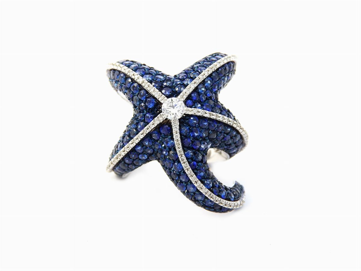 Coppia di Anelli Animalier in Oro Giallo e Bianco con Diamanti e Zaffiri Blu e Gialli