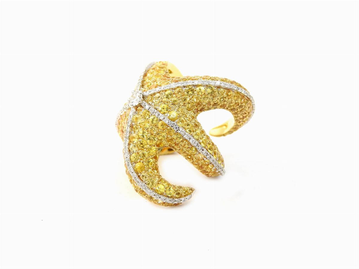 Coppia di Anelli Animalier in Oro Giallo e Bianco con Diamanti e Zaffiri Blu e Gialli