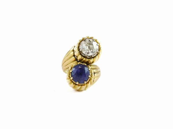 Yellow gold croisé ring with diamond and natural sapphire