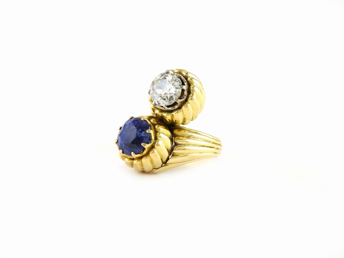 Anello Contrarié in Oro Giallo con Diamante e Zaffiro Naturale