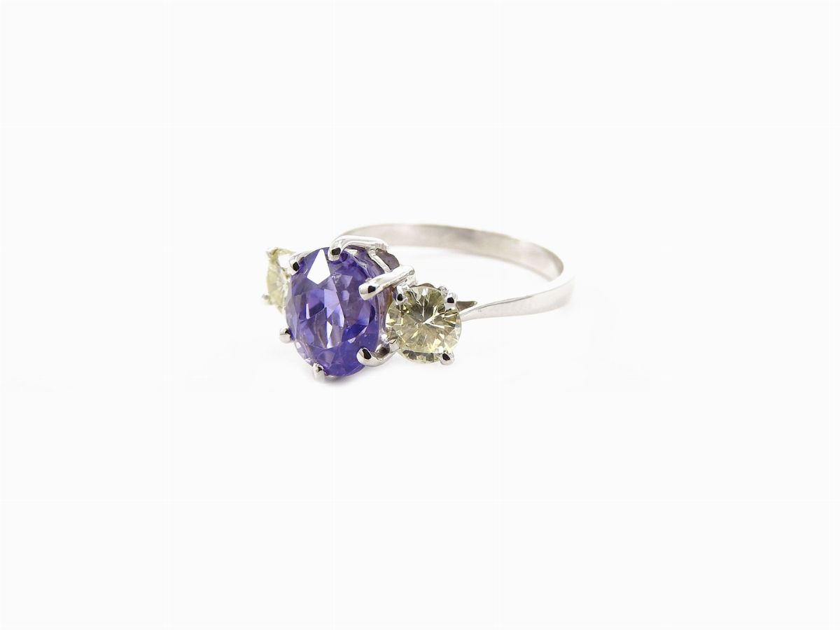 Anello in Oro Bianco con Diamanti Fancy Yellow e Corindone Lilla
