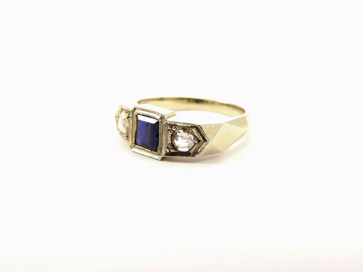 Anello da Uomo in Oro Bianco con Diamanti e Zaffiro