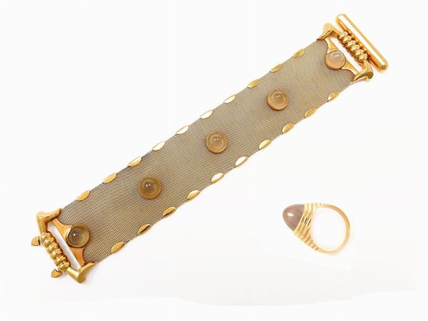 Parure of yellow gold chocker, woven texture bracelet and ring with moonstones