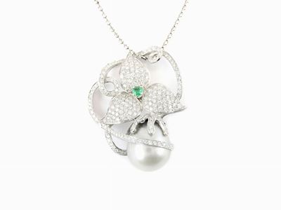 Girocollo con Pendente in Oro Bianco, Diamanti, Smeraldo e Perla Coltivata South Sea