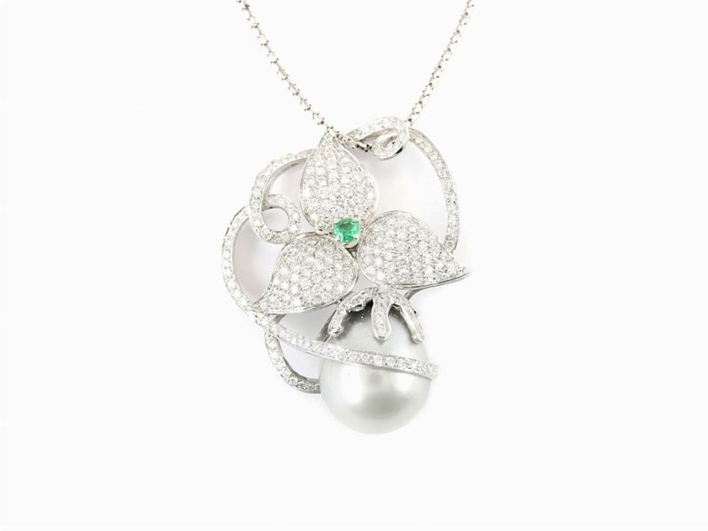 Girocollo con Pendente in Oro Bianco, Diamanti, Smeraldo e Perla Coltivata South Sea