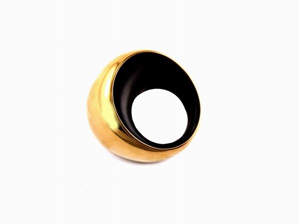 Yellow gold Vhernier Pirouette model ring with ebony and diamond