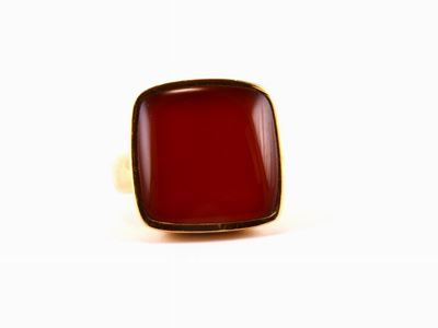 Anello Vhernier Modello Cardinale in Oro Giallo e Corniola