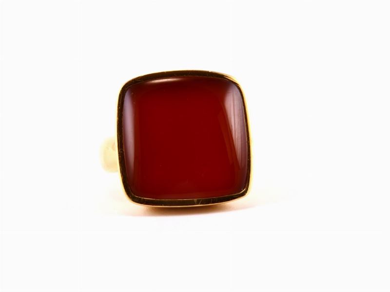 Anello Vhernier Modello Cardinale in Oro Giallo e Corniola
