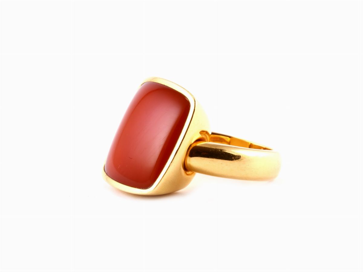 Anello Vhernier Modello Cardinale in Oro Giallo e Corniola