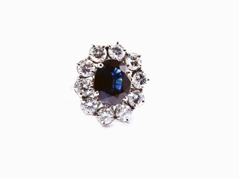 Anello a Margherita in Oro Bianco, Diamanti e Zaffiro