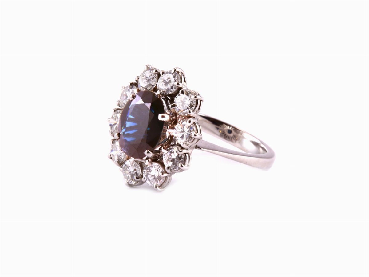 Anello a Margherita in Oro Bianco, Diamanti e Zaffiro
