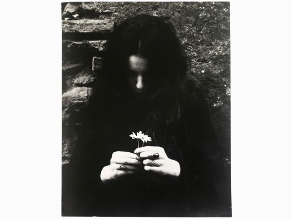 Alessandro Becchetti : Ritratto di donna con fiore 1970  ((1935-2013))  - Auction Photographs - Maison Bibelot - Casa d'Aste Firenze - Milano