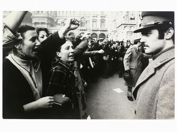 Toni Thorimbert : Manifestazione di femministe in Piazza Duomo, Milano 1976  - Auction Photographs - Maison Bibelot - Casa d'Aste Firenze - Milano