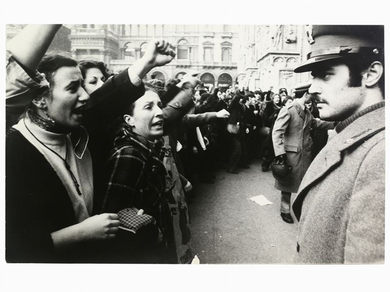 Toni Thorimbert - Manifestazione di Femministe in Piazza Duomo, Milano 1976