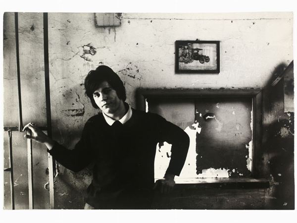 Alessandro Becchetti : Giovane in chiaroscuro (Fiat 615) 1970  ((1935-2013))  - Auction Photographs - Maison Bibelot - Casa d'Aste Firenze - Milano