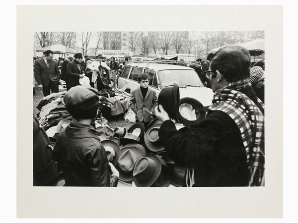 John Launois : Venditore di cappelli davanti allo stabilimento Fiat di Torino 1978  ((1928-2002))  - Auction Photographs - Maison Bibelot - Casa d'Aste Firenze - Milano