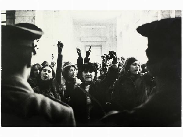 Sergio Veneziani : Dimostrazione femminista ad un processo per aborto 1975  - Auction Photographs - Maison Bibelot - Casa d'Aste Firenze - Milano