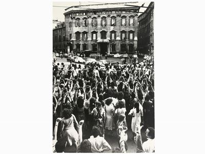 Manifestazione Femminista per L'aborto Davanti alla Sede della DC 1974