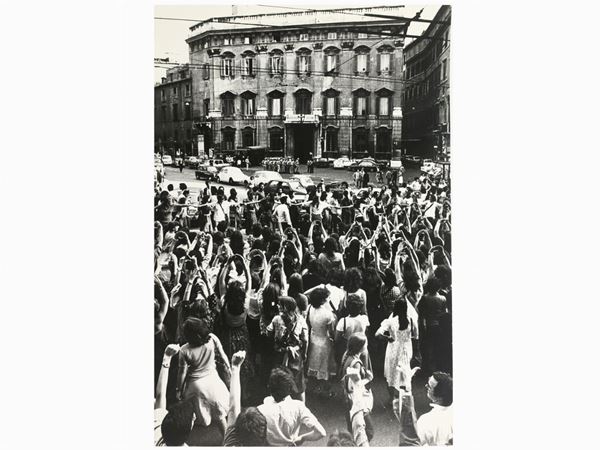 Giancarlo De Bellis : Manifestazione femminista per l'aborto davanti alla sede della DC 1974  ((1941-2013))  - Auction Photographs - Maison Bibelot - Casa d'Aste Firenze - Milano