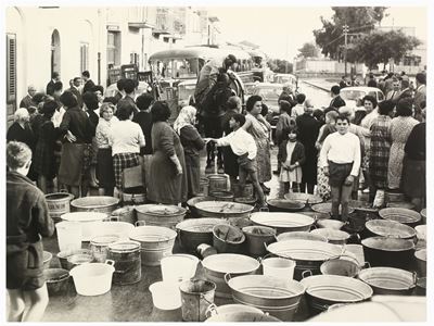 Folla in Attesa Dell'acqua Palermo 1975