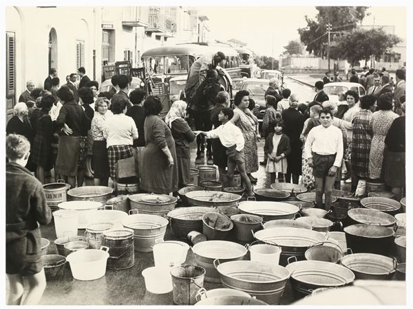 Nicola Scafidi - Folla in attesa dell'acqua Palermo 1975