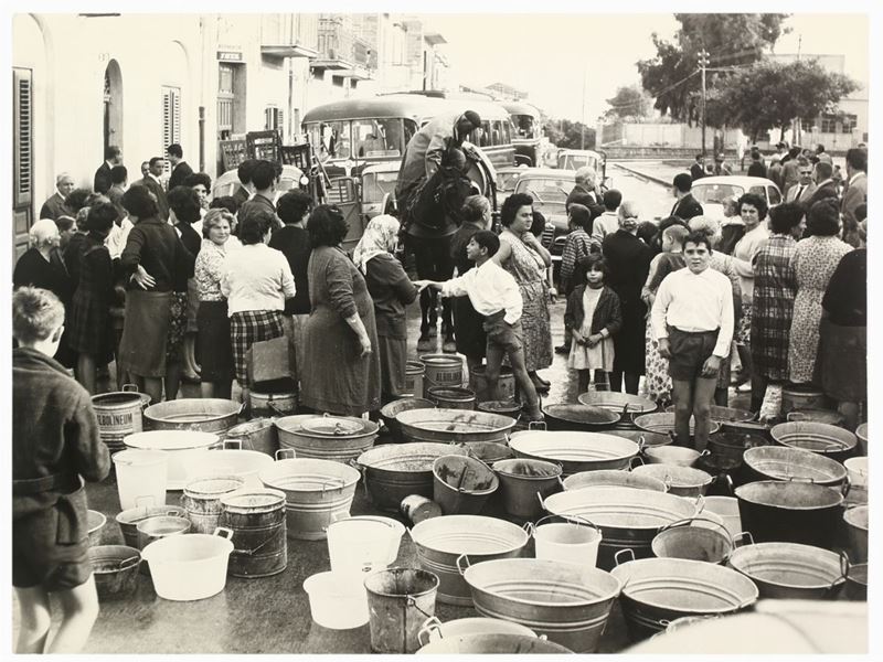 Nicola Scafidi - Folla in Attesa Dell'acqua Palermo 1975