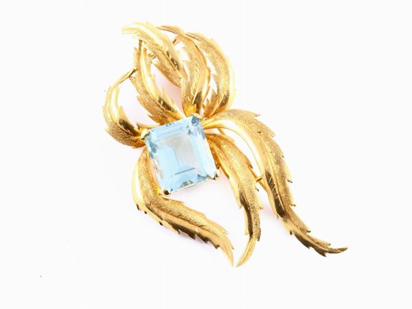 Pink gold brooch with aquamarine