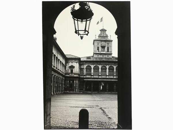 Vezio Sabatini : Il cortile del Quirinale Roma 1978  ((1939-1995))  - Asta Fotografia - Maison Bibelot - Casa d'Aste Firenze - Milano