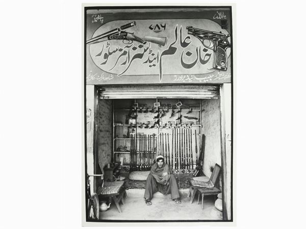 Gianfranco Gorgoni : Venditore di armi Darra Pakistan 1980  - Auction Photographs - Maison Bibelot - Casa d'Aste Firenze - Milano