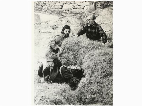 Livio Fioroni : Obiettori di coscienza presso comunità montane in Piemonte 1979  - Auction Photographs - Maison Bibelot - Casa d'Aste Firenze - Milano