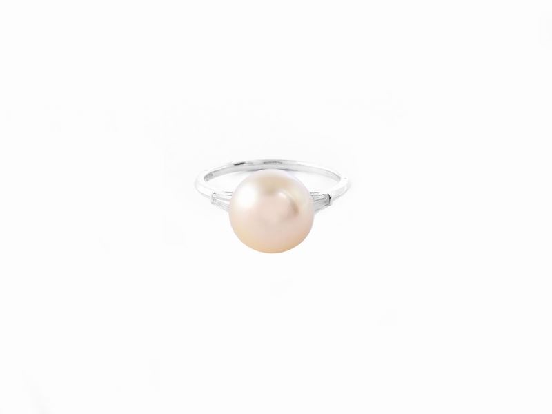 Anello in Platino con Diamanti e Perla Coltivata Akoya