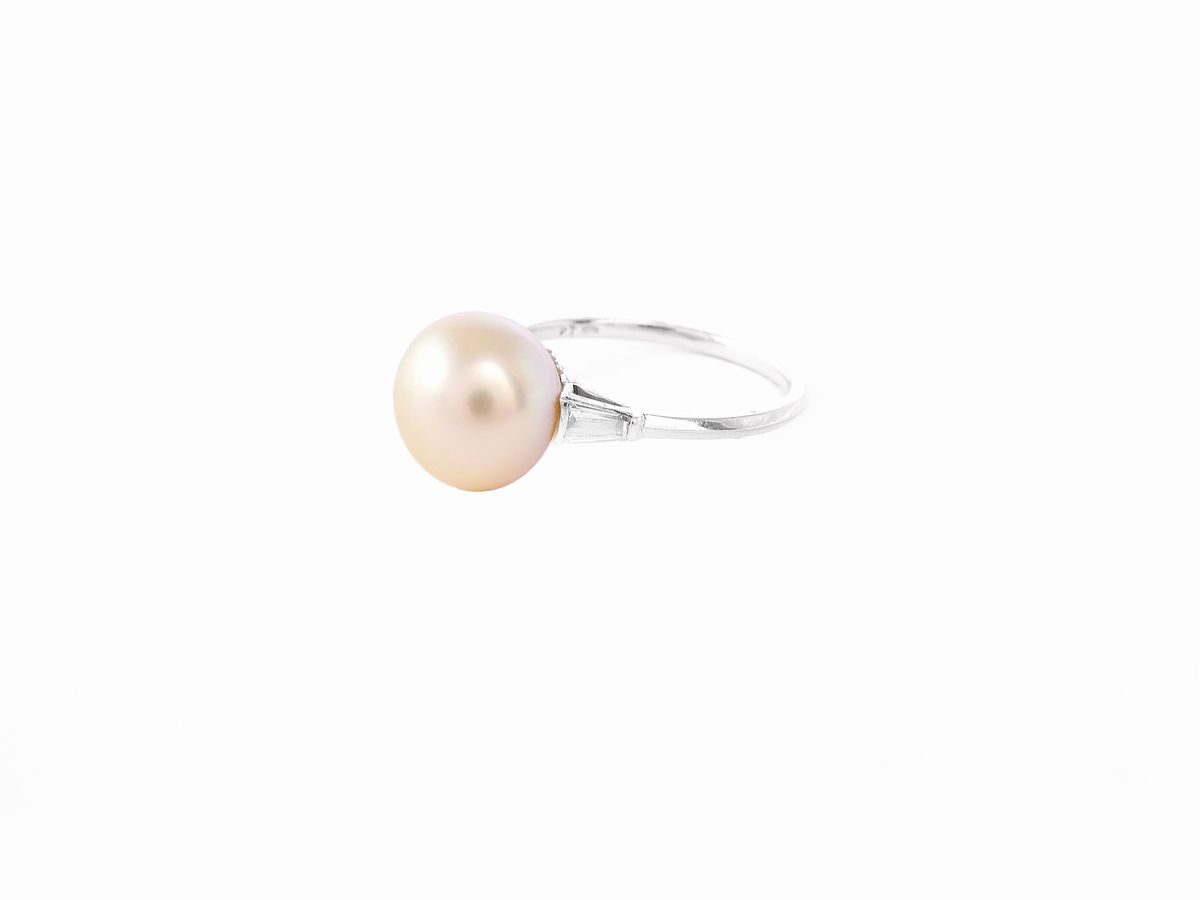 Anello in Platino con Diamanti e Perla Coltivata Akoya