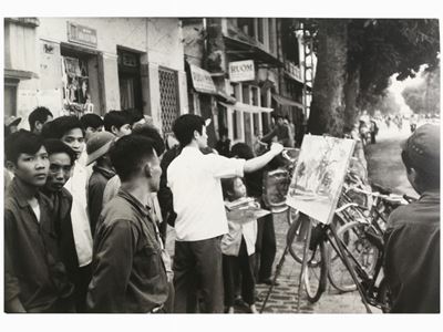Un Artiste Peint un Paysage Dans Une Rue D'hanoi 1976