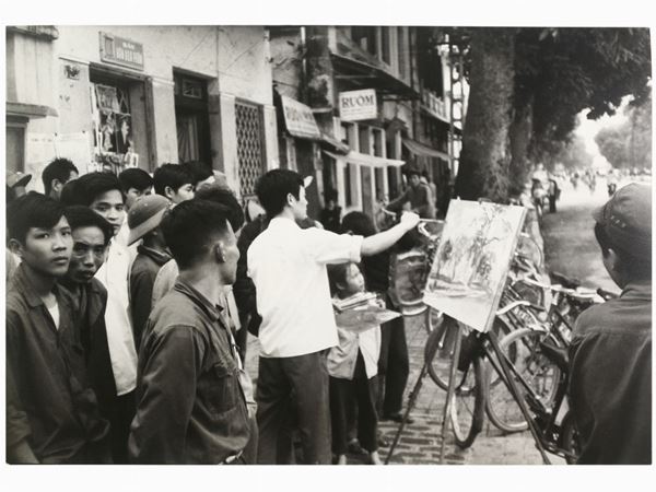 Tiziano Terzani : Un artiste peint un paysage dans une rue d'Hanoi 1976  ((1938-2004))  - Asta Fotografia - Maison Bibelot - Casa d'Aste Firenze - Milano