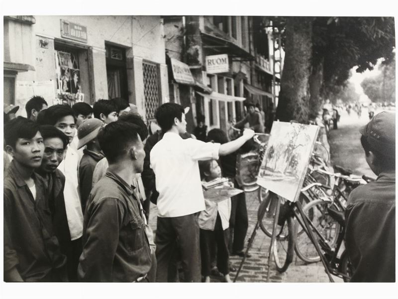Tiziano Terzani - Un Artiste Peint un Paysage Dans Une Rue D'hanoi 1976
