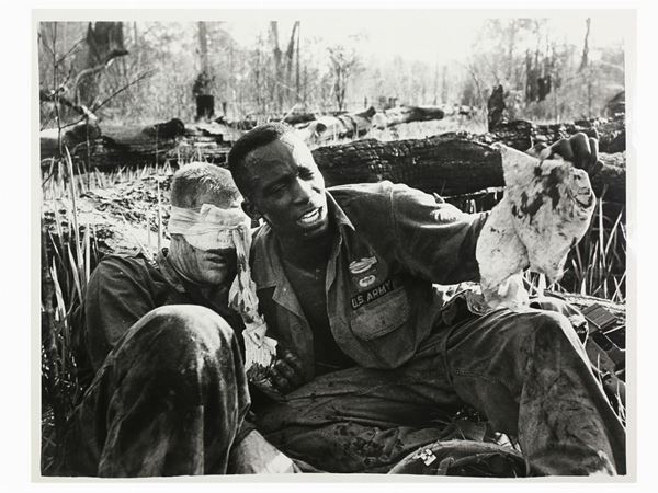 Steve Northup : Army medic helping wounded soldier Chu Pong Vietnam 1969  - Asta Fotografie tra Ottocento e Novecento - Maison Bibelot - Casa d'Aste Firenze - Milano