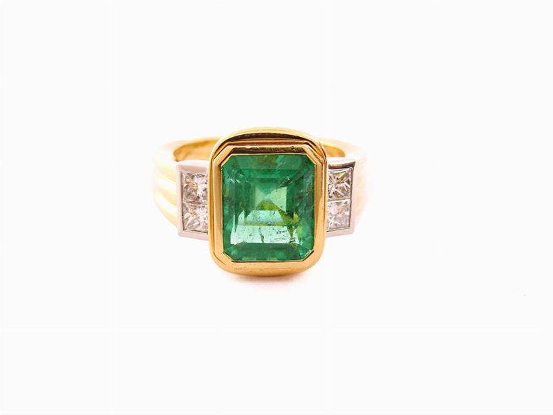 Anello in Oro Giallo e Bianco con Diamanti e Smeraldo