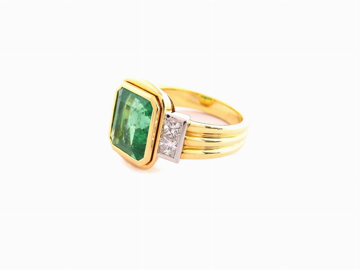 Anello in Oro Giallo e Bianco con Diamanti e Smeraldo