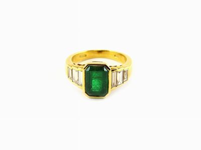 Anello in Oro Giallo con Diamanti e Smeraldo