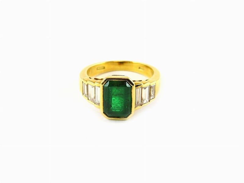 Anello in Oro Giallo con Diamanti e Smeraldo
