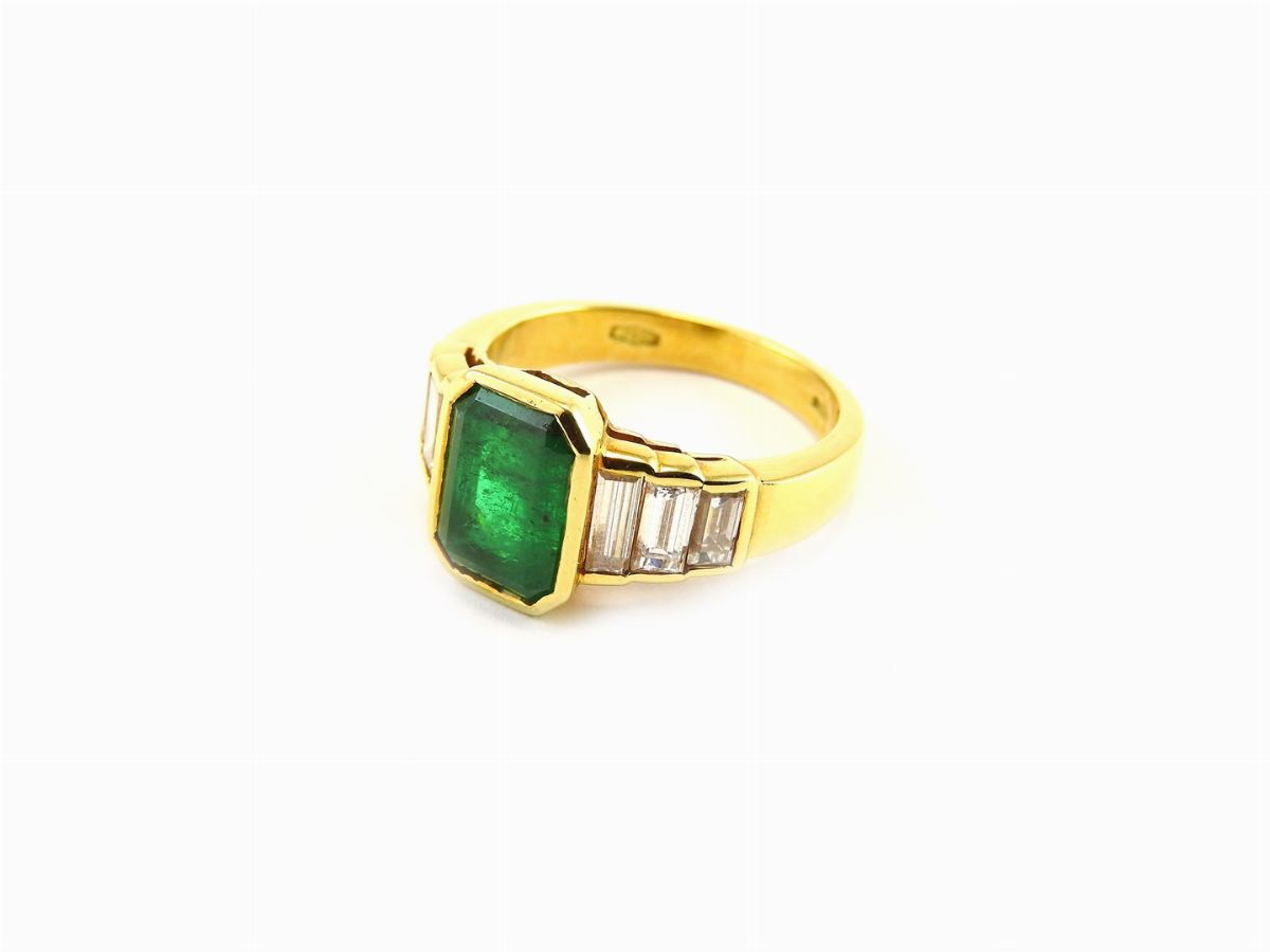 Anello in Oro Giallo con Diamanti e Smeraldo