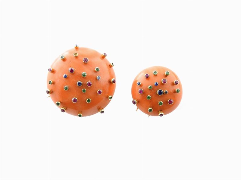Due Spille in Oro Giallo, Corallo Arancio, Rubini, Zaffiri e Smeraldi